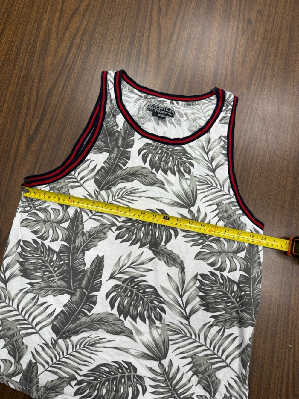 Distortion Men’s Gray Tropical Print Tank Top with Red Trim Size Large - Picture 4 of 5